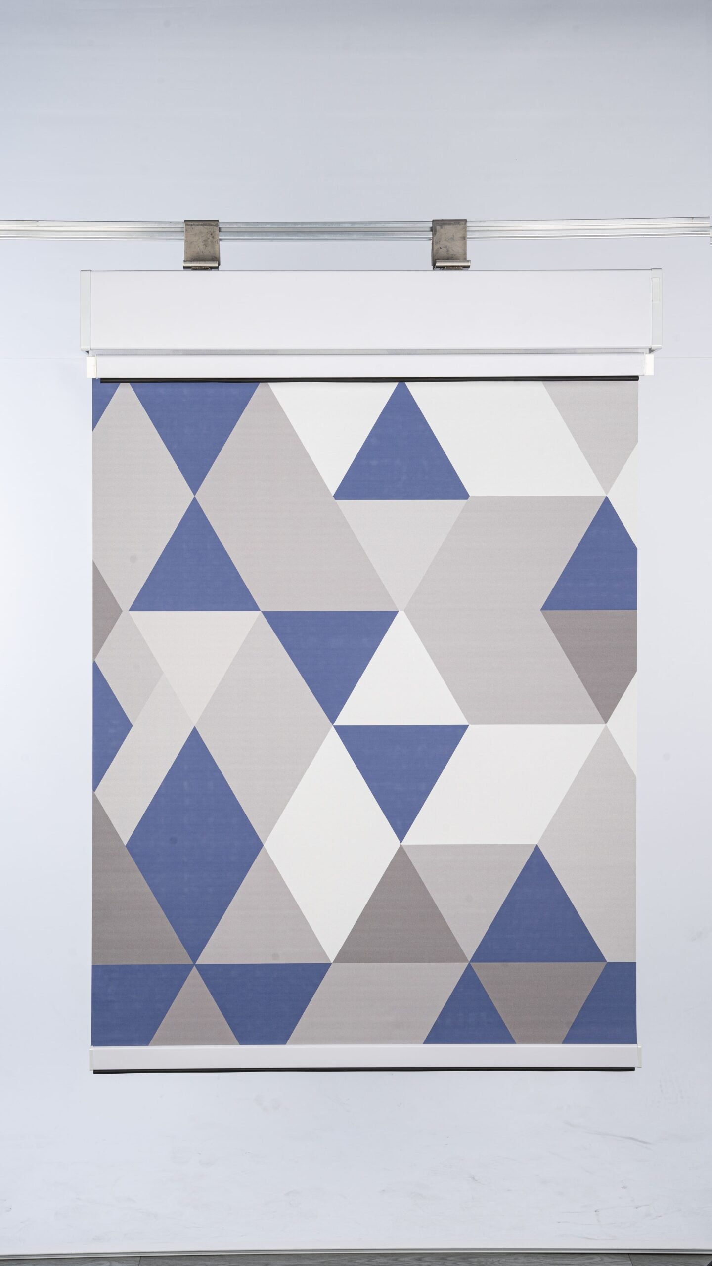 Colorful blackout layer of geometric smart blind